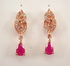 Pendientes colgantes pequeños de oro rosa con rubí y diamantes piedra de nacimiento de julio - Imagen 1 de 4