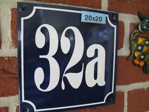Hausnummer Emaille Nr 32a weisse Zahl auf blauem Hintergrund Mega 20 cm x 20 cm  - Picture 1 of 12
