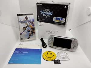 Sony PSP-3000 Console Kingdom Hearts Birth By Sleep KH Edition Silver Boxed - Foto 1 di 17