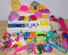 Grand lot de vêtements, chaussures et accessoires Barbie - jupes hauts pantalons