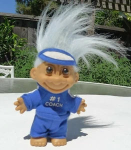 Russ Troll #1 Coach im blauen Trainingsanzug 5" rosa Haar Visier Hartplastik Puppe Spielzeug - Bild 1 von 5