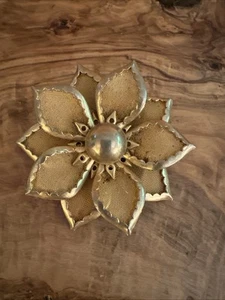 Spilla vintage grande in rete tono oro con fiori 2,5" - Foto 1 di 6