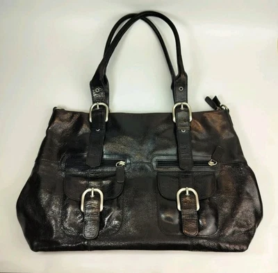 Bolso de hombro Kate Landry de cuero negro brillante con detalles de hebilla plateada  Foto 1 de 4
