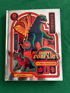 VINYL CONFLICT THE WORLD OF GODZILLA TOYS Mark Livolsi Peekaboo Gallery HC 2019 - Picture 1 of 9