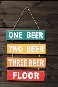 UNA BIRRA DUE BIRRE TRE PAVIMENTO BIRRA INSEGNA IN LEGNO APPESA (INTAGLIATA A MANO E DIPINTA) - Foto 1 di 3