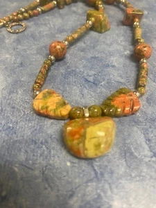 COLLAR UNAKITA PALANCA CON HERMOSAS PIEDRAS TALLADAS APROX 16" - Imagen 1 de 7
