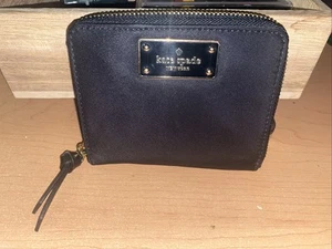 Portafoglio Kaden Kate Spade New York Nero Oro Zip-Around e Logo Placca Taglia M - Nuovo - Foto 1 di 7