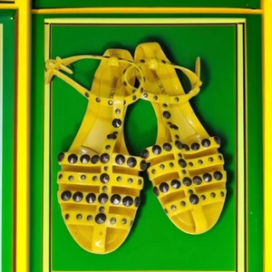 Jimmy Choo TG 39 Jelly Flats con cinturino alla caviglia stile Mary Jane in giallo - Foto 1 di 14