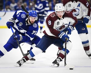 Foto de la NHL Cale Makar Stanley Cup Finals Patinaje Colorado Avalanche 8x10 - Imagen 1 de 1