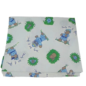 Oso de peluche explorador de tela de algodón de colección años 80 blanco azul amarillo safari África 1 yarda - Imagen 1 de 3