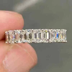 Anillo banda de eternidad completa de diamantes simulados de corte esmeralda de 4,5 quilates de oro blanco de 14 k - Imagen 1 de 5