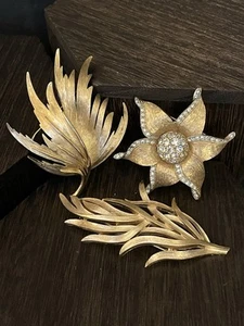 Lote de broches Estate ~ Todos firmados TRIFARI ~ prendedores de mediados de siglo de diamantes de imitación de oro mate - Imagen 1 de 14