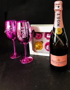 Moet Chandon Imperial Rose 0,75l 12% Vol + 2 Gläser + 4 Weihnachtskugeln - Bild 1 von 4