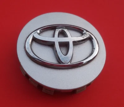 TOYOTA CAMRY VENZA SIENNA HIGHLANDER WHEEL RIM HUBCAP CENTER CAP DUST OEM C9 - Image 1 of 3