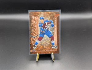 2024-25 Upper Deck Series 1 NATHAN MACKINNON Dazzlers Orange Colorado Avalanche - Bild 1 von 2