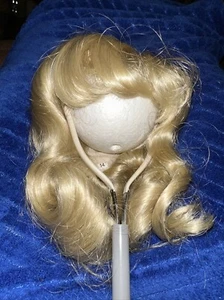 Puppenperücke Größe 14 "Farbe dunkelblond von Tallinn's Style 611 lang gewellt Neu aus altem Lagerbestand - Bild 1 von 6