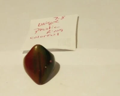 Anillo de plástico granate pintado tamaño 7,5 con imperfecciones  Foto 1 de 4