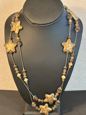 Collar colgante estrella 44" con cuentas tono dorado susurros de temporada Foto 1 de 4