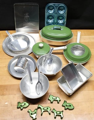 Juego de cocina y hornear de aluminio artesanal color vintage nuevo de colección para niños - 26 piezas Foto 1 de 4