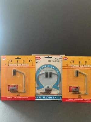 HO LOT OF 3 TRAFFIC SIGNALS. 4 SIGNALS ONLY WITH 4 WAY SLIDE SWITCHS. - Image 1 of 4