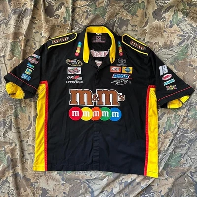 Camisa abotonada JH Design NASCAR M&M Racing Kyle Busch negra y amarilla talla 3XL Foto 1 de 4