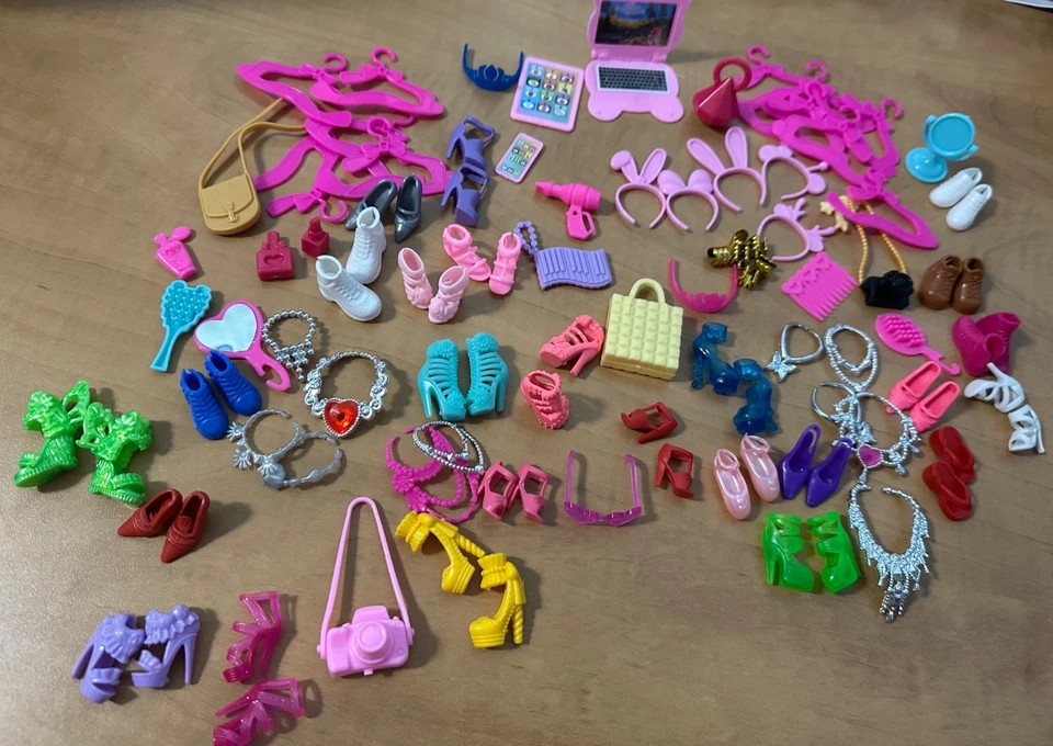Lot of 60+ Barbie-Style Doll Accessories – Shoes, Purses, Necklaces, Hangers etc Foto 1 de 4