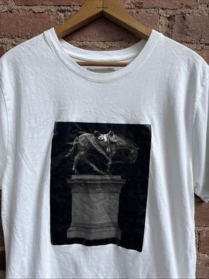 Camiseta masculina escola pública, tamanho médio, natureza morta estátua de cavalo - Imagem 1 de 4