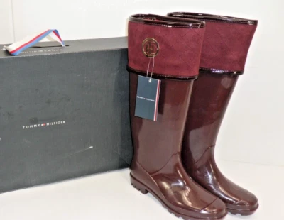 Tommy Hilfiger NUEVAS Botas de Lluvia para Nieve Merlot Rojo Oscuro de Goma Brillante para Mujer Talla 7M Foto 1 de 4