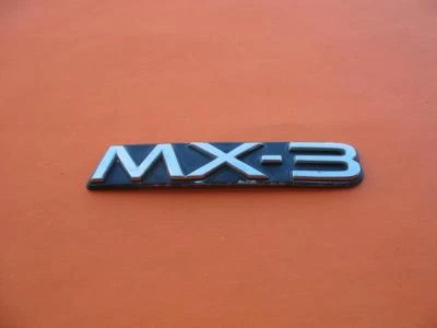 92 93 94 95 96 MAZDA MX-3 MX3 TAPA MALETERO TRASERO EMBLEMA LOGOTIPO INSIGNIA SIGNO SÍMBOLO FABRICANTE DE EQUIPOS ORIGINALES 2 Foto 1 de 4