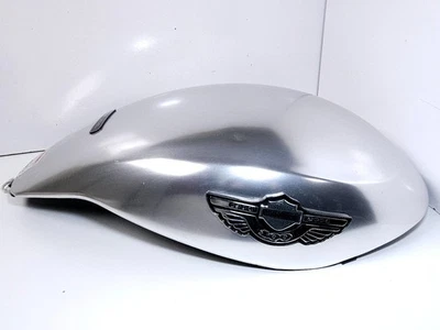 Серебряная крышка бензобака 2003 Harley-Davidson V-Rod 100th Anniversary - Изображение 1 из 4