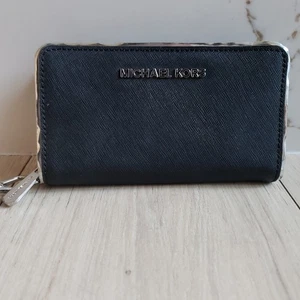 Cartera Michael Kors Cremallera Alrededor Cuero Saffiano Negro Borde Plateado 6x4" - Imagen 1 de 11