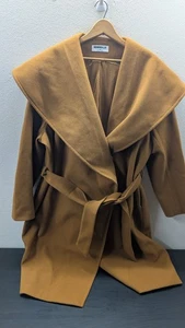 Rebdolls Model Behavior Midi-Oversize-Mantel mit breiter Kragen und Gürtel hellbraun Größe 1X - Bild 1 von 13