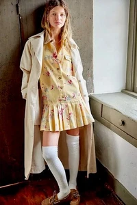 Free People Connor bedrucktes Minikleid fallende Taille plissierter Saum gelb Blumen M neu mit Etikett - Bild 1 von 10