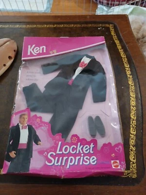 Muñeca Barbie KEN Medallón Sorpresa Moda Esmoquin con ZAPATOS Ropa 1994 Mattel Nuevo Foto 1 de 3
