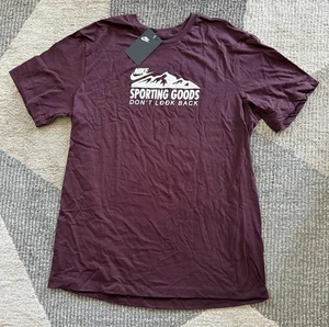 Herren Nike Neutrals Crush Tee Sporting Goods Don’t Look Back Burgundy Gr. L Neu mit Etikett - Bild 1 von 5