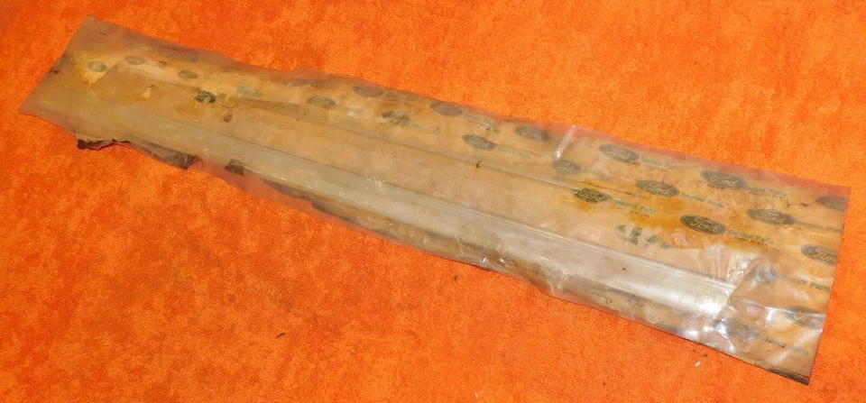 1975 Ford LTD Ландау Хардтоп NOS RH заднее колесо открытие крышка юбка молдинг желтовато-коричневый - Изображение 1 из 4