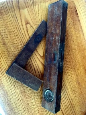 Ancien Ensemble Niveau Et Équerre En Bois de Chêne - Photo 1/4