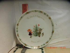 HOLLY HOBBIE CHRISTMAS PLATE - THE TIME TO BE HAPPY  - WORLD WIDE ARTS , 1973 - Picture 1 of 2