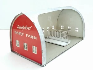 Vintage Suzy Goose Friendly Acres Dairy Farm Tin Toy Barn ORIGINAL SEE PICS/READ - Imagen 1 de 11