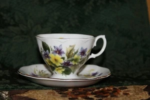 Vintage Royal Albert Porzellan Floral Teetasse und Untertasse  - Bild 1 von 12