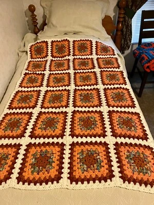 全新 手工钩针 阿富汗 52 1/2 英寸长 X 36 英寸宽 珊瑚和燃烧 橙色 混合色 — 第 1/3 张图片