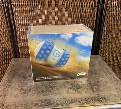 Juguete robot Ollie operado por aplicación Sphero con cable de carga Foto 1 de 4
