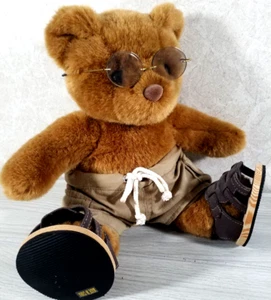 Build A Bear 11” Oso Risiente con Pantalones Cortos de Carga Sandalias y Gafas con Borde de Alambre - Imagen 1 de 10