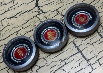 De Colección Ford Gran Torino Coche Insignia Emblema Tapa Rueda Central Lote De 3 Original Raro Foto 1 de 4