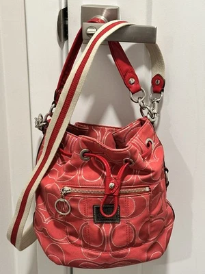 Bolso Bandolera Coach Poppy Signature Lurex Cinch Pouch 17930 Rosa/Rojo Foto 1 de 4