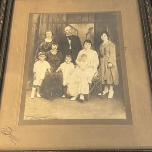 Antica foto ritratto di famiglia con cornice - grande scena da salotto - 16x13,5" bianco e nero seppia - Foto 1 di 10