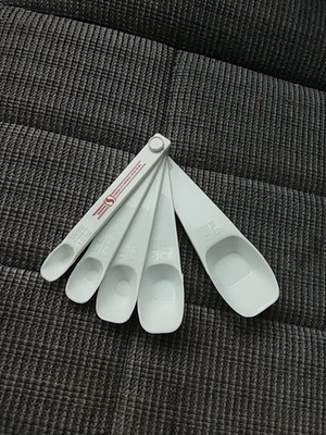 VTG Beige Weight Watchers Measuring Spoons- Complete - Image 1 of 3
