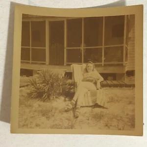 Frau im Stuhl Vintage 3”x3 Foto 1942 Eastman Kodak Box4 - Bild 1 von 3
