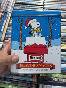 De colección 1996 Milk-Bone Snoopy Navidad Lata Vacía Cacahuetes Coleccionables - Imagen 1 de 7