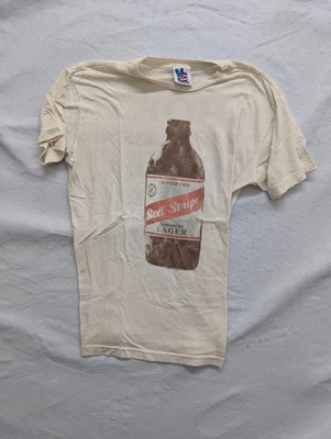 Camiseta con Gráfico Lager Jamaicano Rayas Rojas Diseño "Corto y Rechoncho" Foto 1 de 4